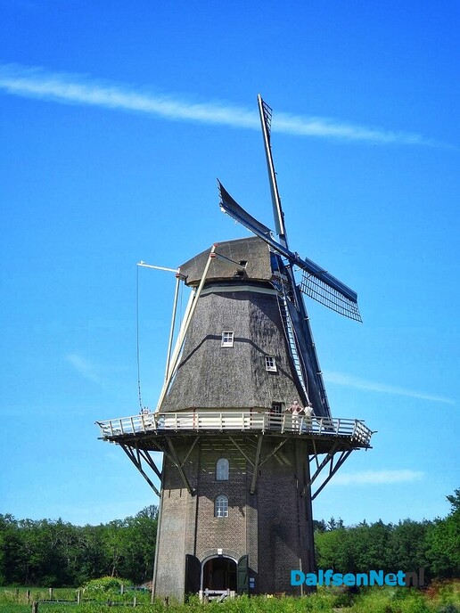 “Goedemiddag dames, u komt de molen bekijken?” - Foto: Femmie Smink