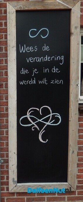 Nieuwe spreuk aan gevel Wilhelminastraat - Foto: Willy