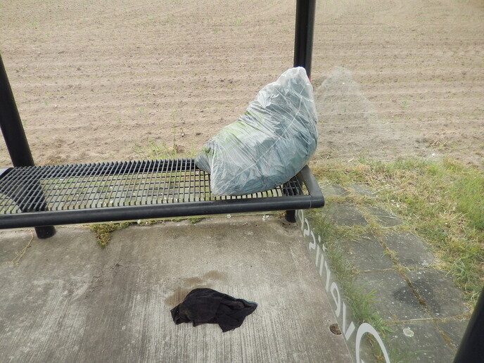 Zak met spullen ligt al langere tijd bij buswachthuisje aan Poppenallee - Foto: Ingezonden foto