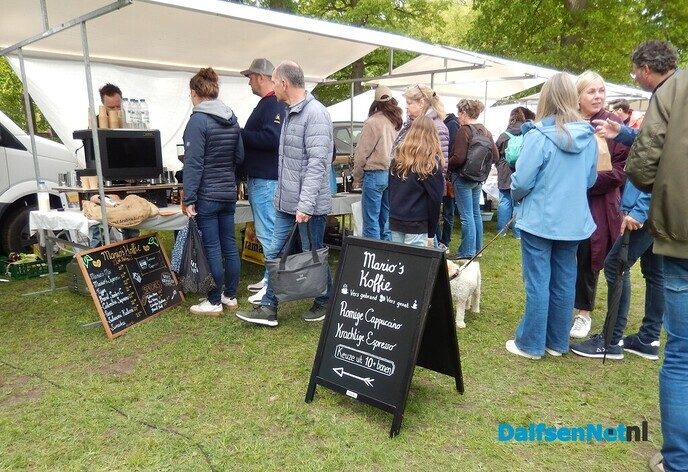 Rijen wachtenden voor de lekkerste koffie in Vilsteren - Foto: Willy