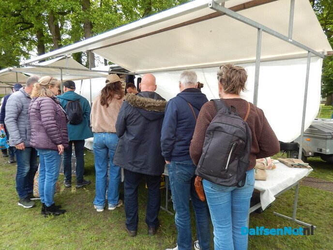 Rijen wachtenden voor de lekkerste koffie in Vilsteren - Foto: Willy