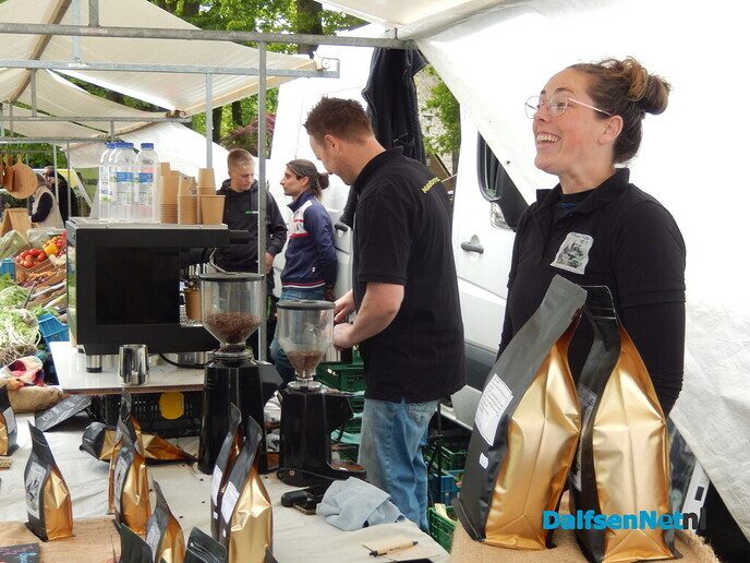 Rijen wachtenden voor de lekkerste koffie in Vilsteren - Foto: Willy
