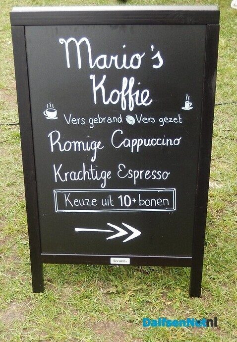 Rijen wachtenden voor de lekkerste koffie in Vilsteren - Foto: Willy