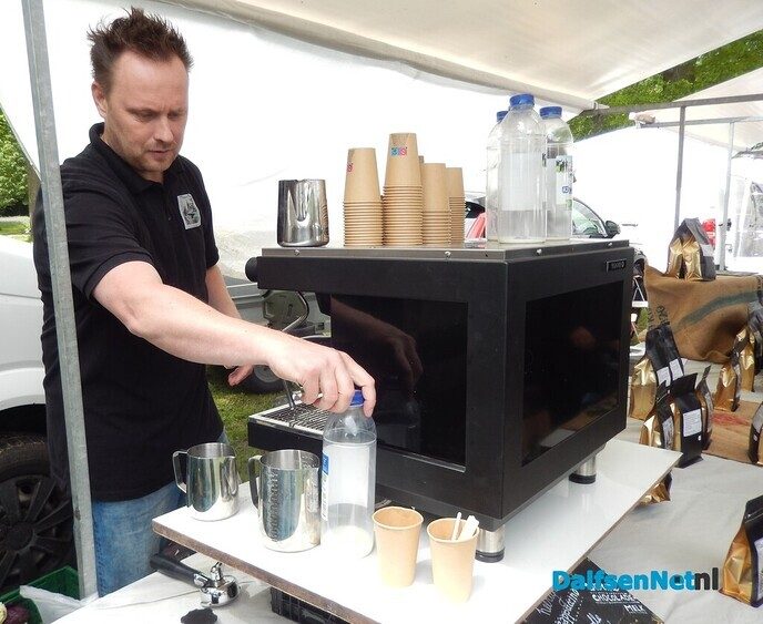 Rijen wachtenden voor de lekkerste koffie in Vilsteren - Foto: Willy