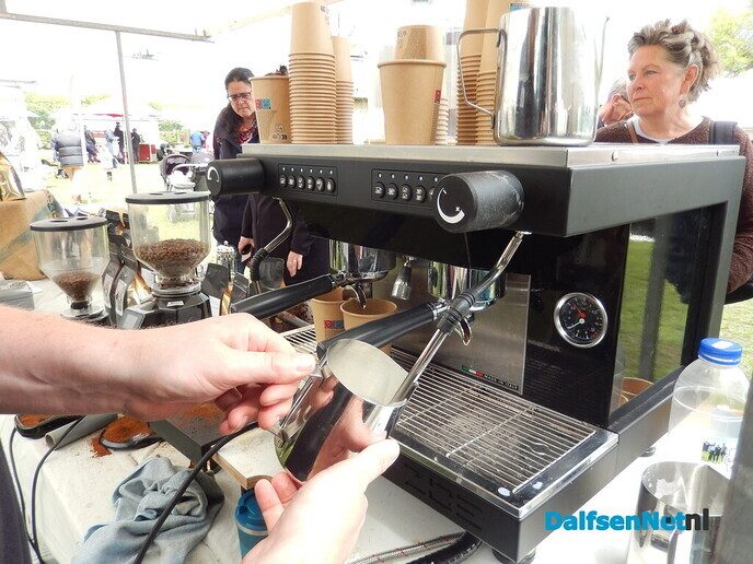 Rijen wachtenden voor de lekkerste koffie in Vilsteren - Foto: Willy
