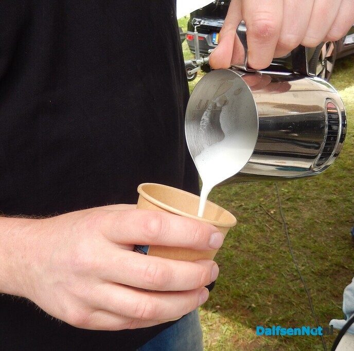 Rijen wachtenden voor de lekkerste koffie in Vilsteren - Foto: Willy