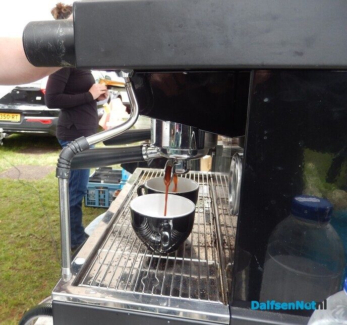 Rijen wachtenden voor de lekkerste koffie in Vilsteren - Foto: Willy