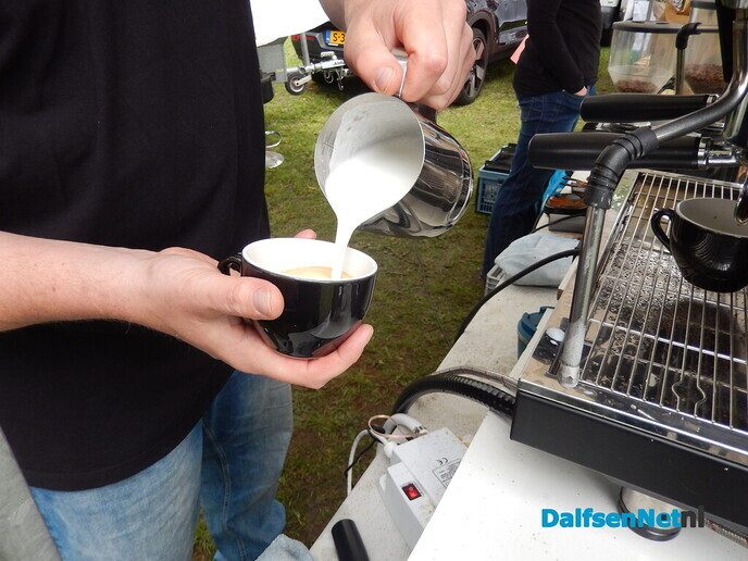 Rijen wachtenden voor de lekkerste koffie in Vilsteren - Foto: Willy