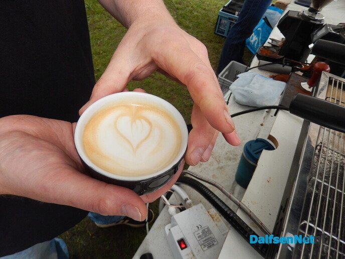 Rijen wachtenden voor de lekkerste koffie in Vilsteren - Foto: Willy