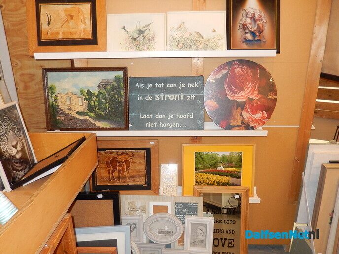 Bij de kringloopwinkel kan je lachen (2) - Foto: Willy