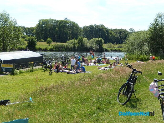 Water (en ijsjes) trekt enorm veel mensen naar Dalfsen - Foto: Willy