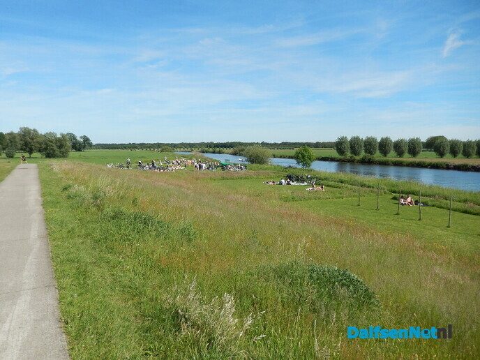 Water (en ijsjes) trekt enorm veel mensen naar Dalfsen - Foto: Willy