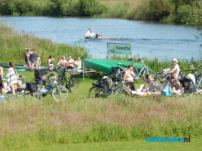 Water (en ijsjes) trekt enorm veel mensen naar Dalfsen - Foto: Willy