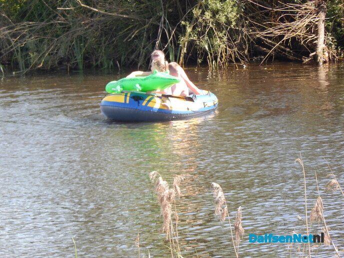 Water (en ijsjes) trekt enorm veel mensen naar Dalfsen - Foto: Willy