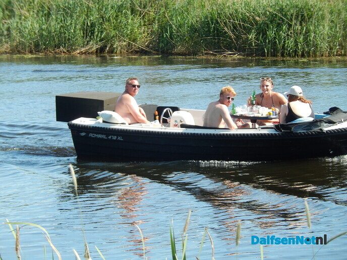 Water (en ijsjes) trekt enorm veel mensen naar Dalfsen - Foto: Willy