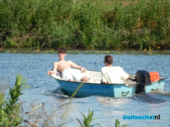 Water (en ijsjes) trekt enorm veel mensen naar Dalfsen - Foto: Willy