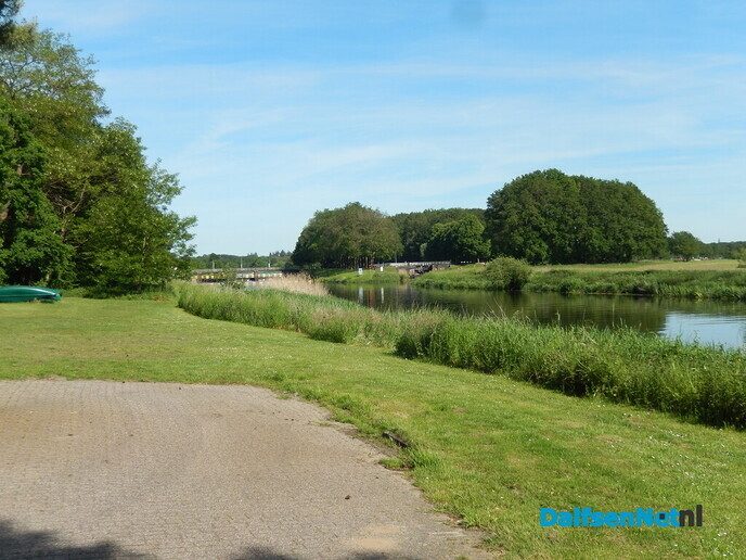 Water (en ijsjes) trekt enorm veel mensen naar Dalfsen - Foto: Willy
