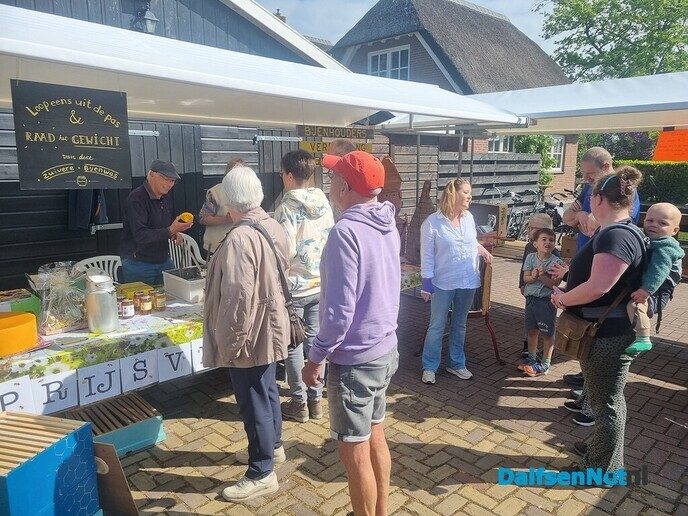 Bijenhoudersvereniging: mei markt  groot succes - Foto: Ingezonden foto