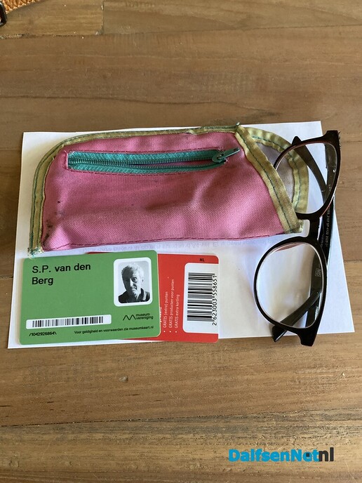 Gevonden etui met bril en MJK - Foto: Ingezonden foto