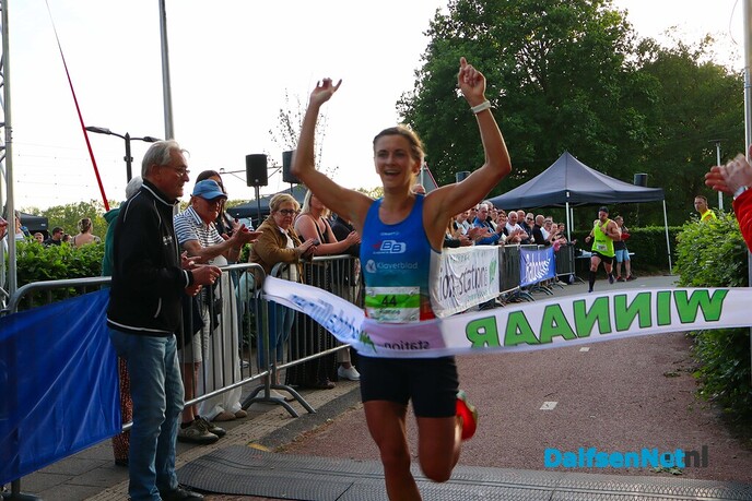 Rianne en Tim zijn winnaars van de Dalfsen-Ommen Stationsloop - Foto: Art de Ruiter