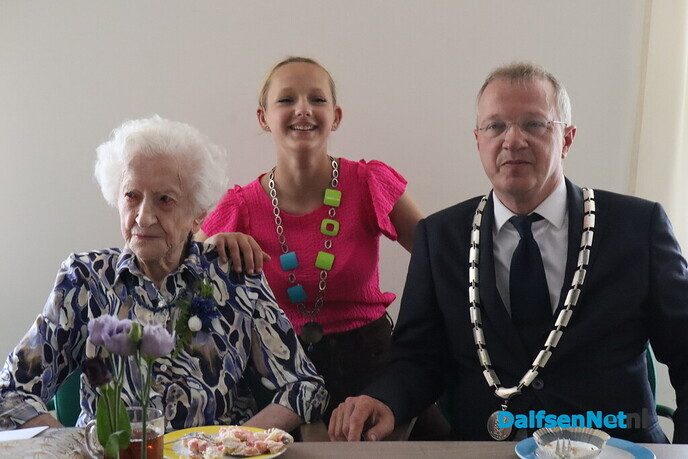 Oudste inwoner van Dalfsen wordt 105 - Foto: Art de Ruiter