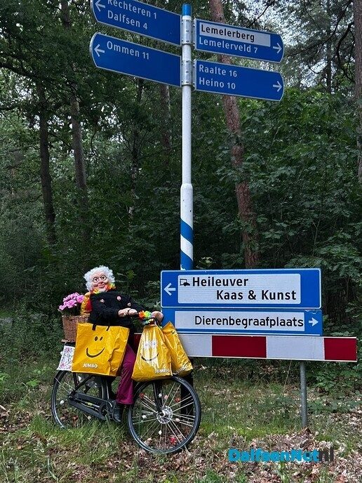 Sara gespot op de fiets