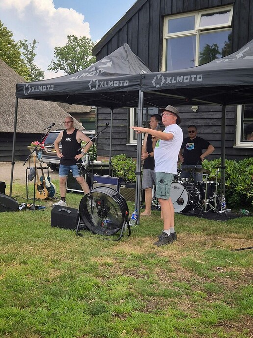 Muziek in de tuin te Nieuwleusen: en Femmie was daar bij - Foto: Femmie Smink