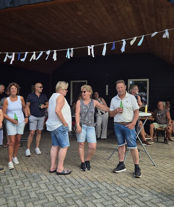 Muziek in de tuin te Nieuwleusen: en Femmie was daar bij - Foto: Femmie Smink