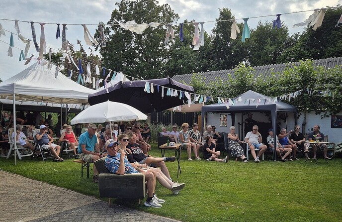 Muziek in de tuin te Nieuwleusen: en Femmie was daar bij - Foto: Femmie Smink