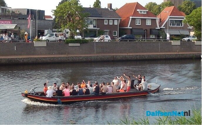 Met gang en veel schik over de Vecht - Foto: Willy