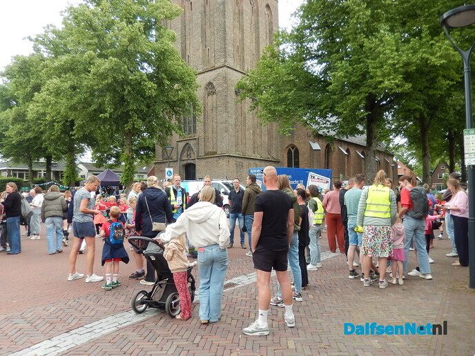 Gezellige drukte bij de start van de eerste wandelavond - Foto: Willy