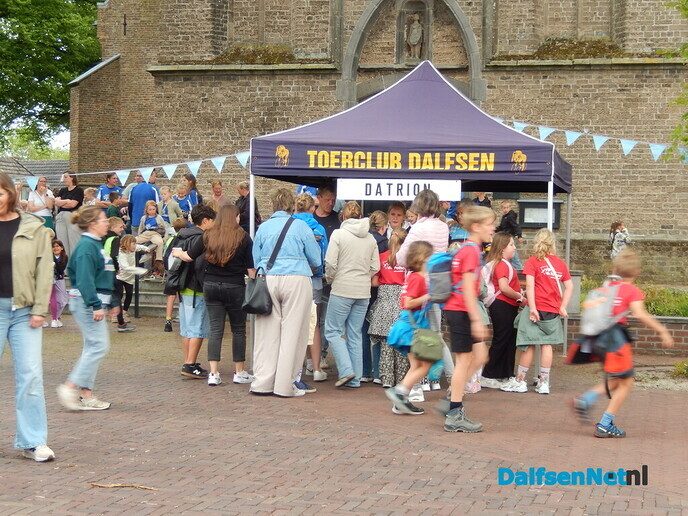 Gezellige drukte bij de start van de eerste wandelavond - Foto: Willy