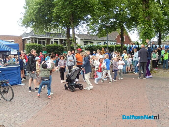 Gezellige drukte bij de start van de eerste wandelavond - Foto: Willy
