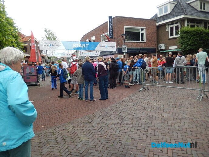 Gezellige drukte bij de start van de eerste wandelavond - Foto: Willy