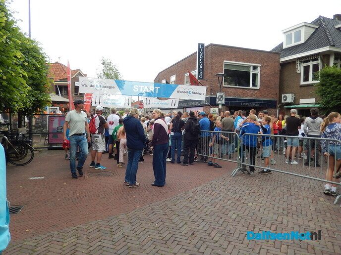 Gezellige drukte bij de start van de eerste wandelavond - Foto: Willy