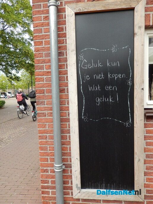Nieuwe spreuk langs de straat - Foto: Willy