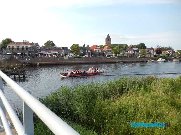 Met gang en veel schik over de Vecht - Foto: Willy