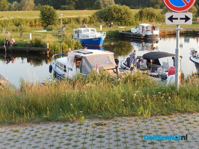 Jeugd zocht later op de avond verkoeling - Foto: Willy