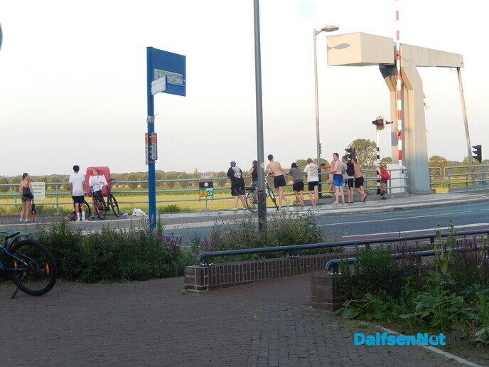 Jeugd zocht later op de avond verkoeling - Foto: Willy
