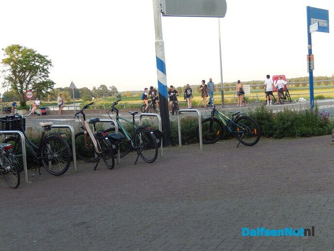 Jeugd zocht later op de avond verkoeling - Foto: Willy