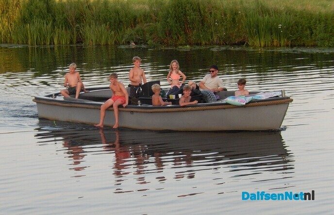 Jeugd zocht later op de avond verkoeling - Foto: Willy