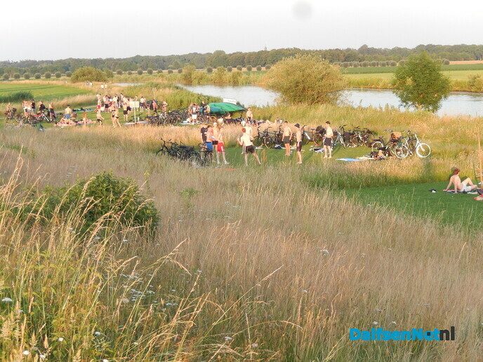 Jeugd zocht later op de avond verkoeling - Foto: Willy