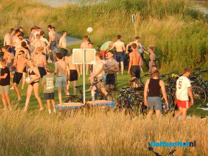 Jeugd zocht later op de avond verkoeling - Foto: Willy