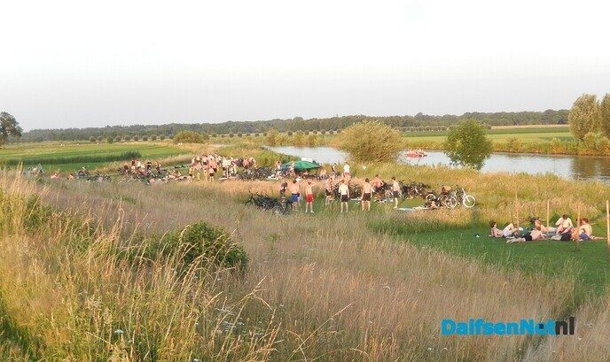 Jeugd zocht later op de avond verkoeling - Foto: Willy