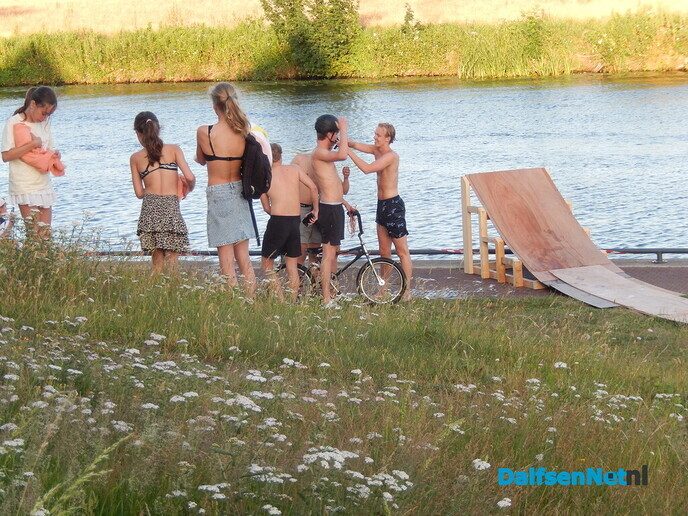 De Dalfser jongeren genieten enorm nabij de haven - Foto: Willy