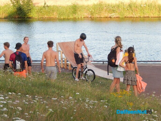 De Dalfser jongeren genieten enorm nabij de haven - Foto: Willy