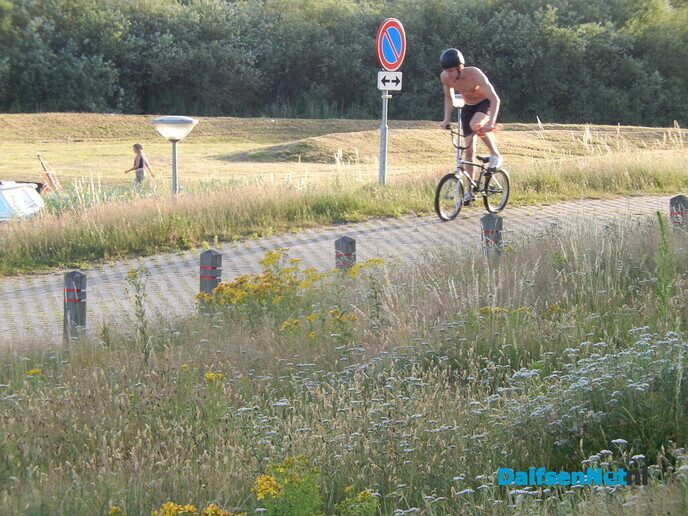 De Dalfser jongeren genieten enorm nabij de haven - Foto: Willy