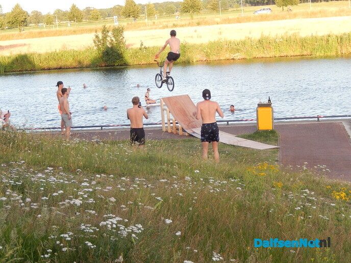 De Dalfser jongeren genieten enorm nabij de haven - Foto: Willy