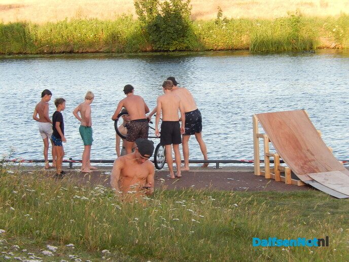 De Dalfser jongeren genieten enorm nabij de haven - Foto: Willy