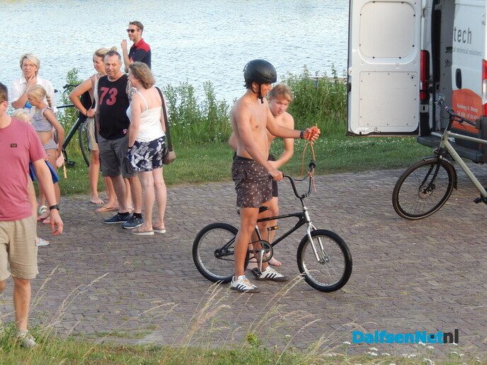 De Dalfser jongeren genieten enorm nabij de haven - Foto: Willy